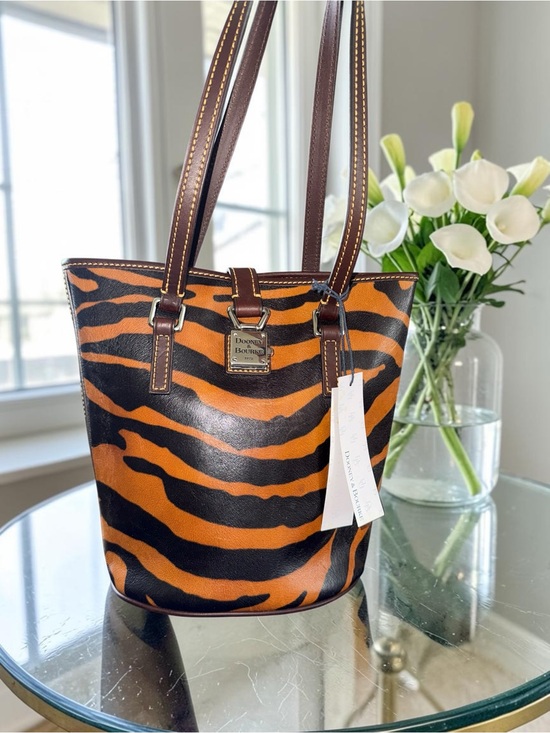 Dooney Bourke Handbags - 🎉🎉HOST PICK🎉🎉 RARE Dooney and Bourke Bengal tiger print North/South Bucket EUC